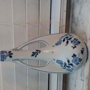 Elegant Blue and White Floral Vase. Moosa Maastrich Vase.